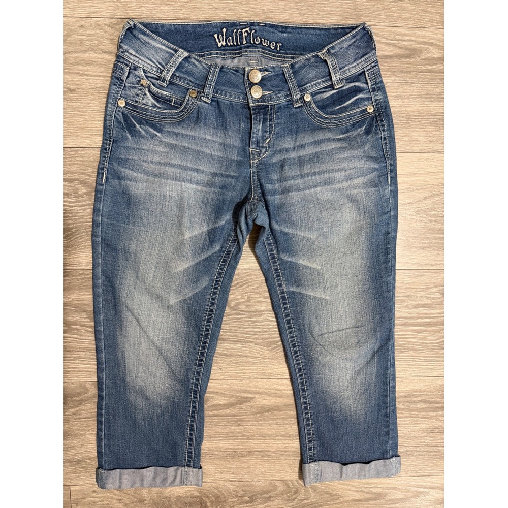 Y2K WallFlower Juniors Size 3 Medium Wash Cuffed Capri Jeans Embroidered Pockets